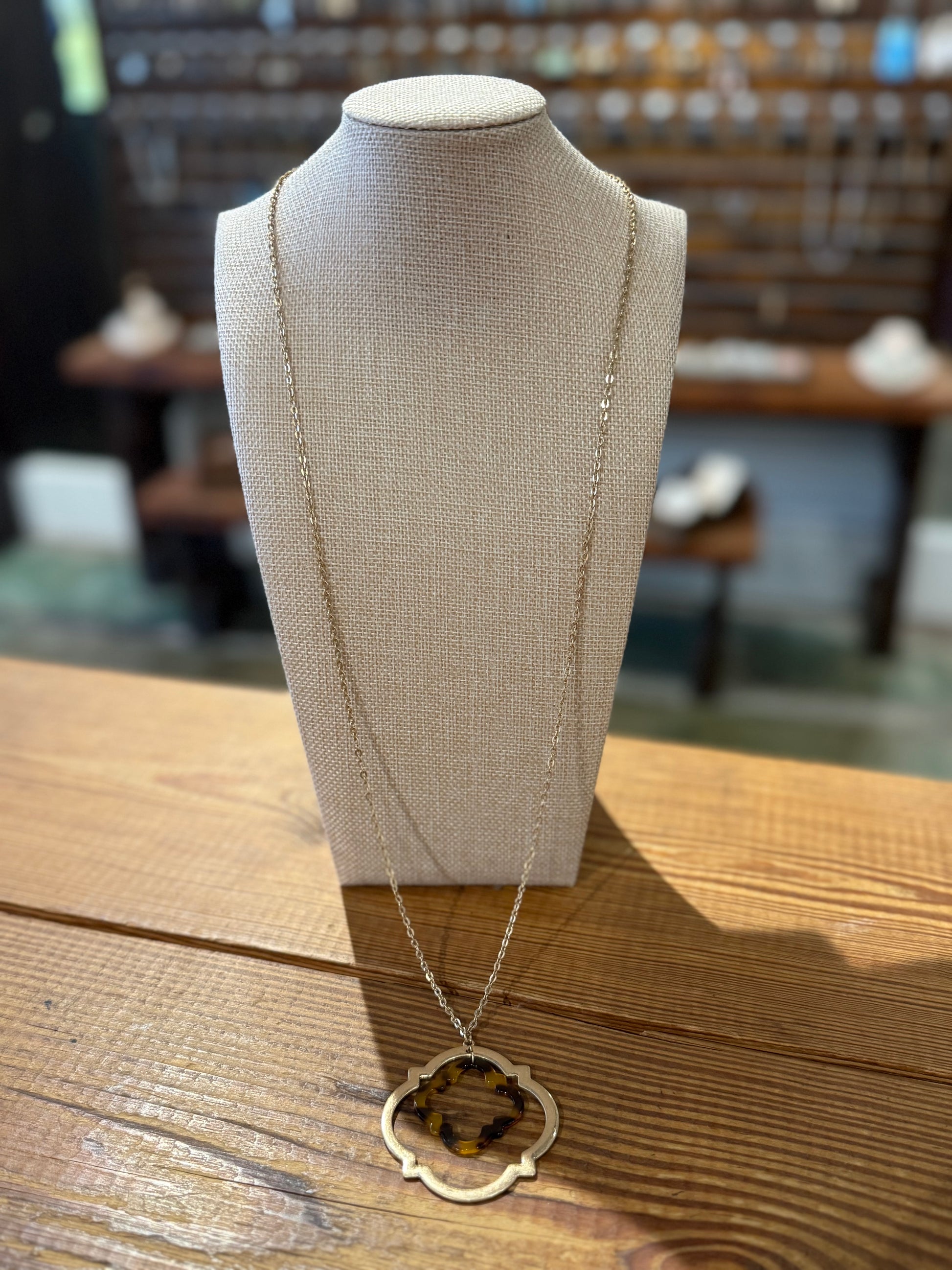 Tortoise Quatrefoil Resin Pendant Necklace