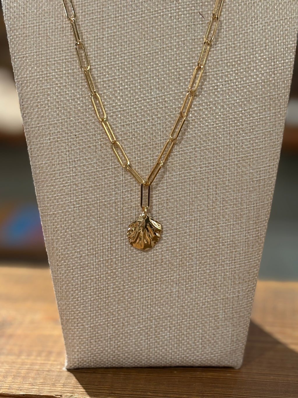 Simple Golden Shell Pendant Necklace
