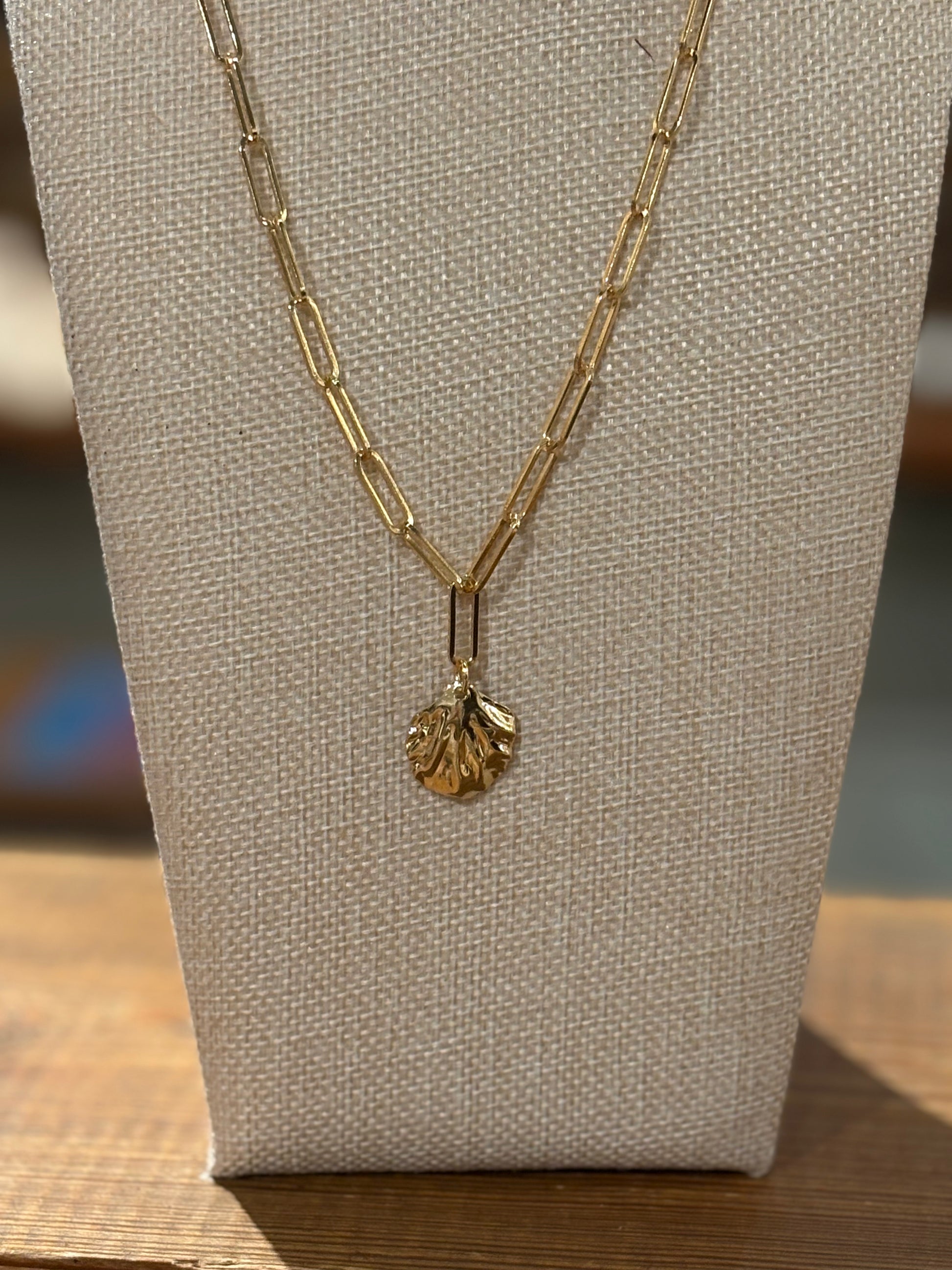 Simple Golden Shell Pendant Necklace