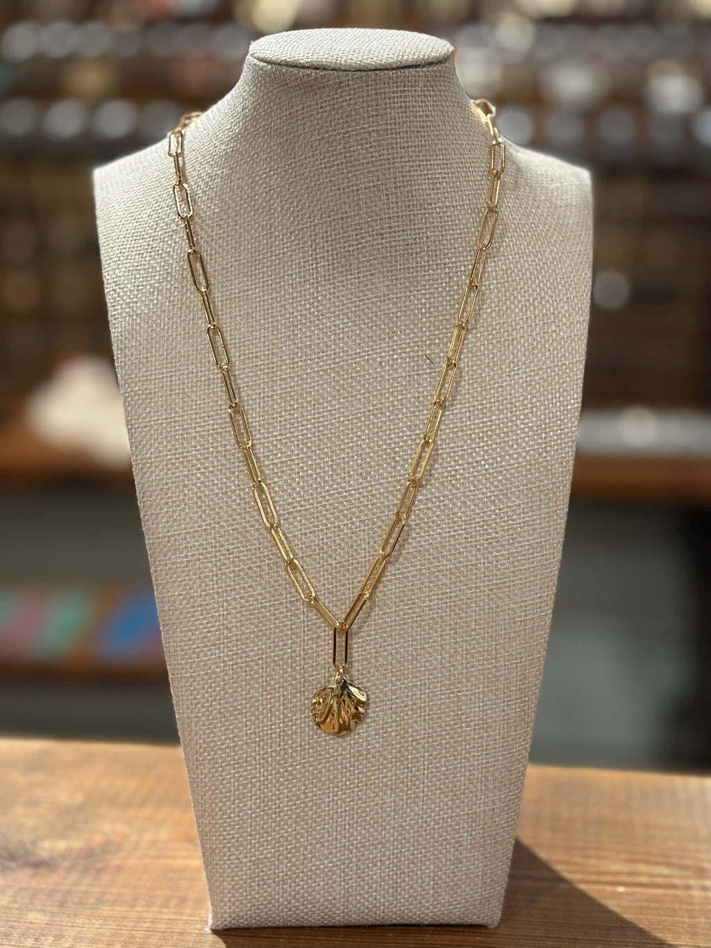 Simple Golden Shell Pendant Necklace